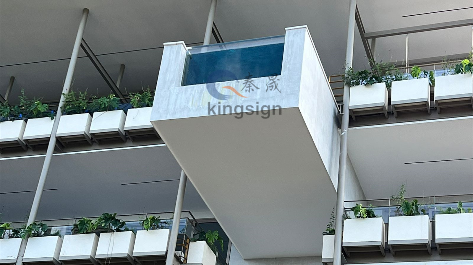 Kingsign Akryylilevy hotellin allasprojektiin