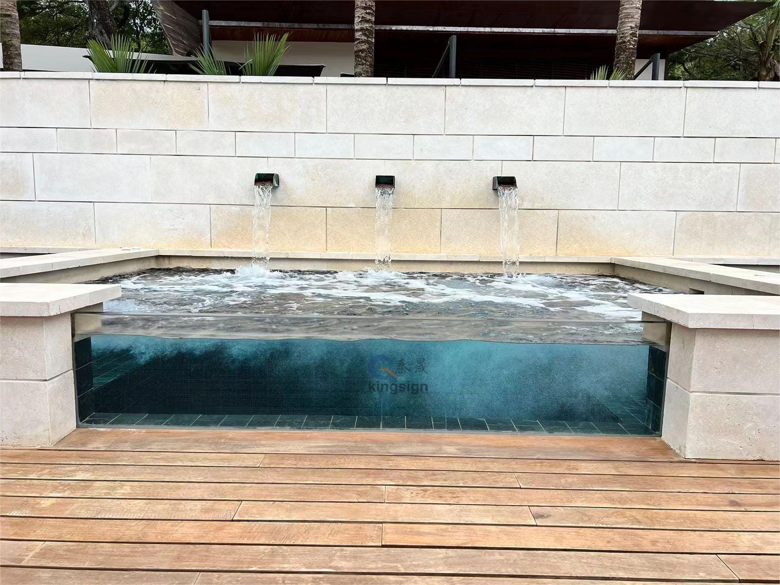 Miksi akryylilevyä käytetään lasin sijasta uima -altaan ikkunoina?