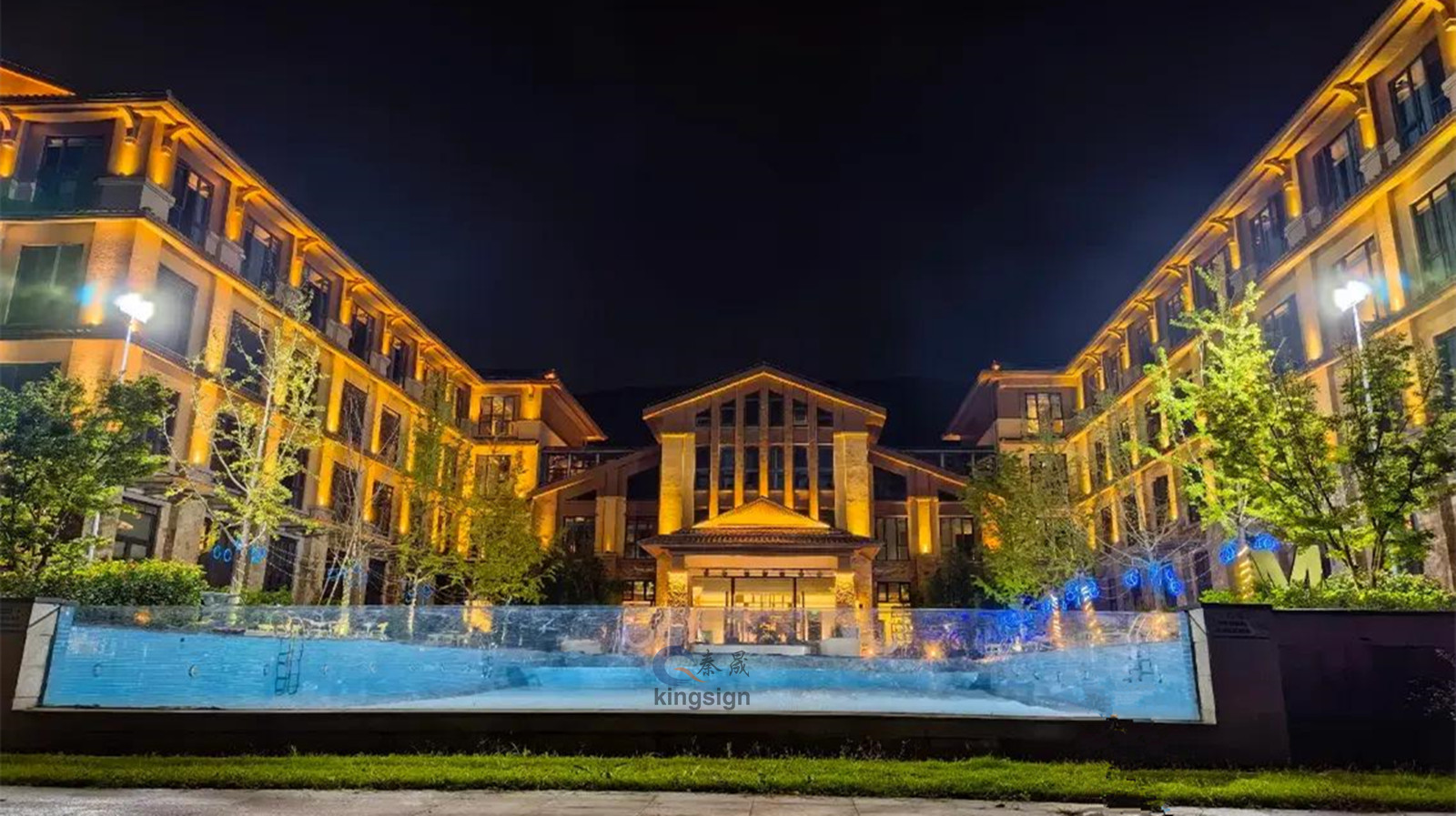 Akryylipaneeli ylelliseen uima-allasikkunaan