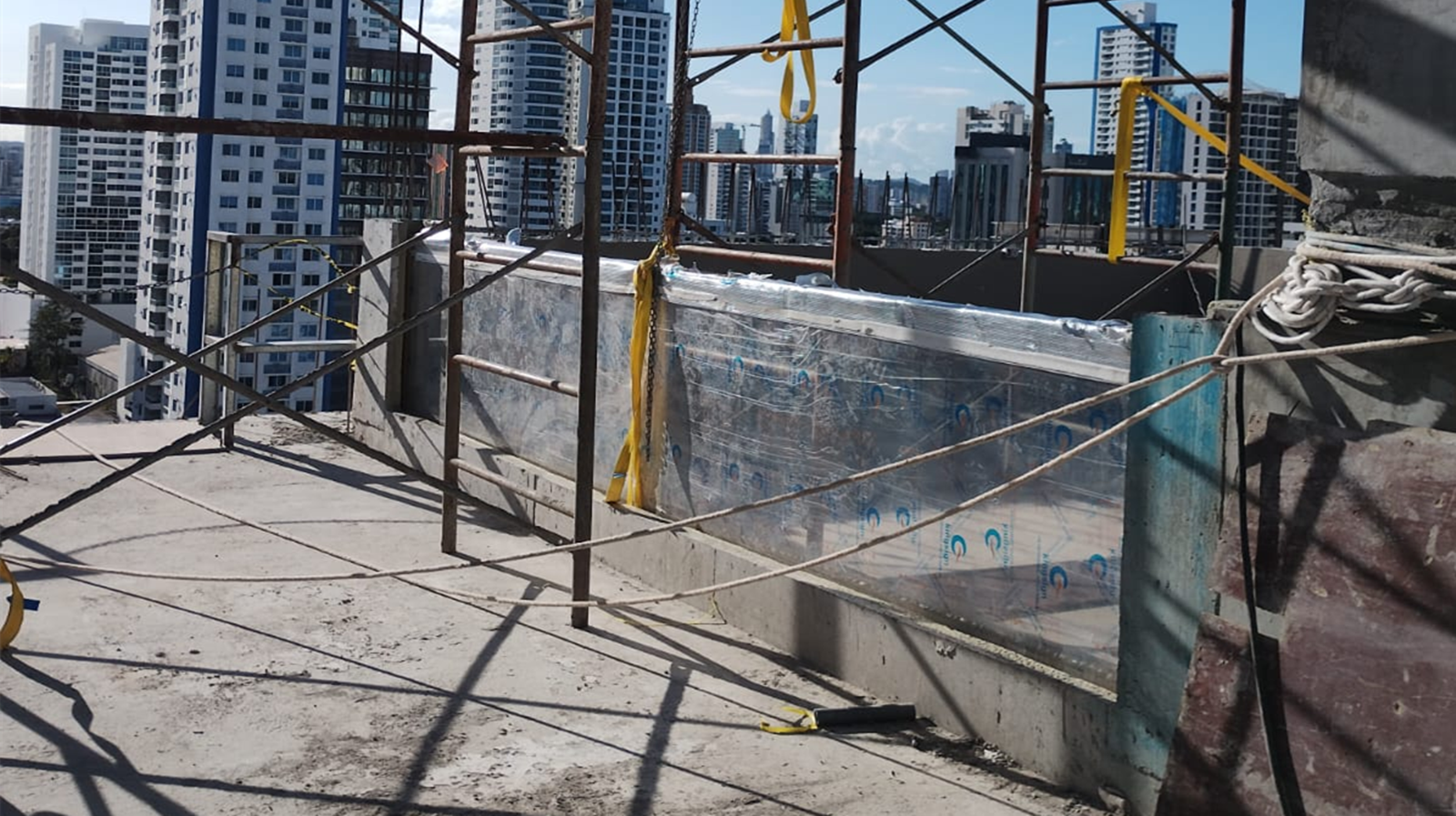 100 mm:n paksuinen akryylipaneeli ulkouima-altaan ikkunaan